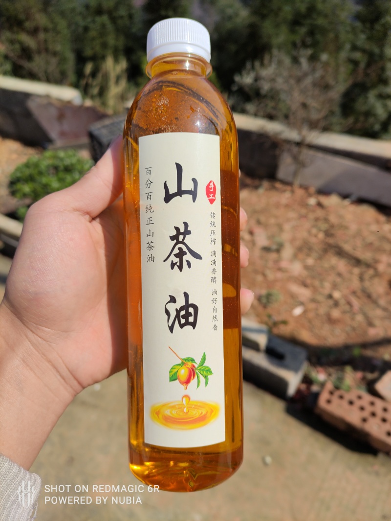 冷榨山茶油，家里的老人在山上摘的山茶籽，纯物理