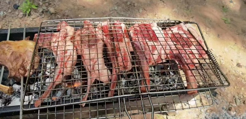 十二肋法式羊排:战斧羊排**没有擅味骨小肉大，鲜嫩