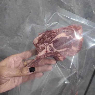 十二肋法式羊排:战斧羊排**没有擅味骨小肉大，鲜嫩