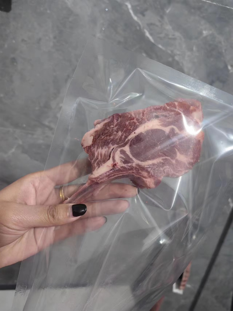 十二肋法式羊排:战斧羊排**没有擅味骨小肉大，鲜嫩