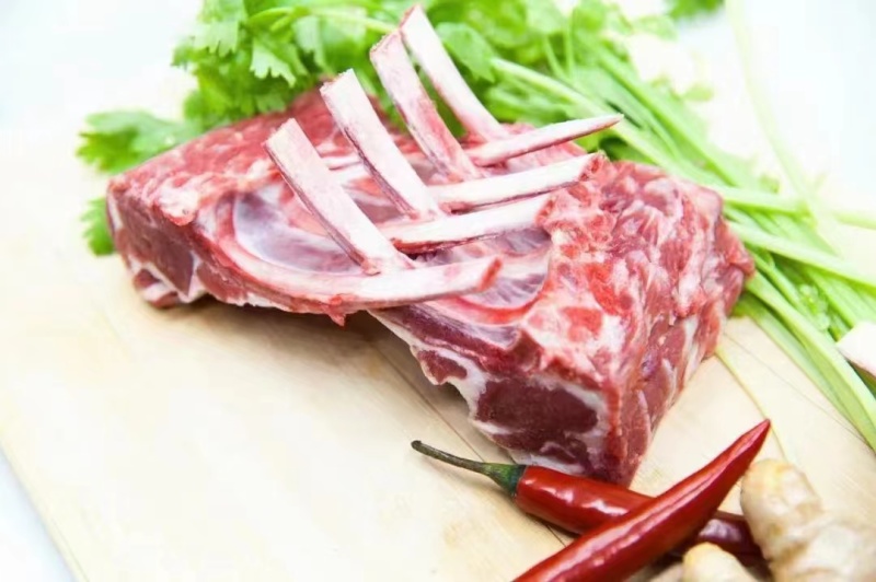 十二肋法式羊排:战斧羊排**没有擅味骨小肉大，鲜嫩