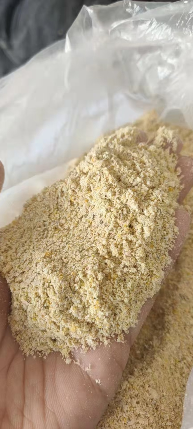 玉米次粉是在玉米破碎进行深加工的过程中将做膨化食品的原料