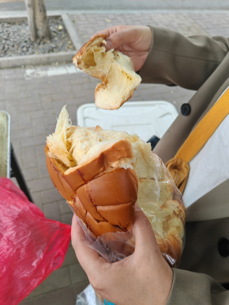 酸奶拉丝面包，一箱五包，每包468克，