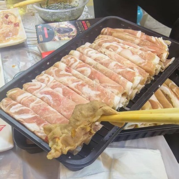 羊肉卷售价3元一盒，200克一盒