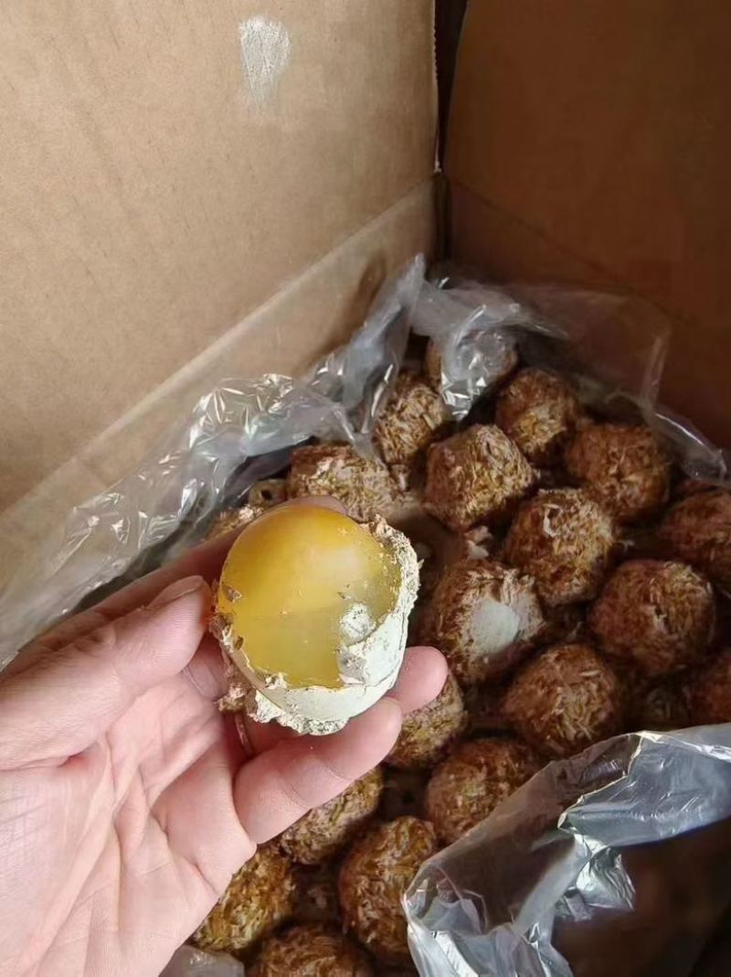 松花皮蛋，一件105个，个个白壳糖心，个头大，口感**