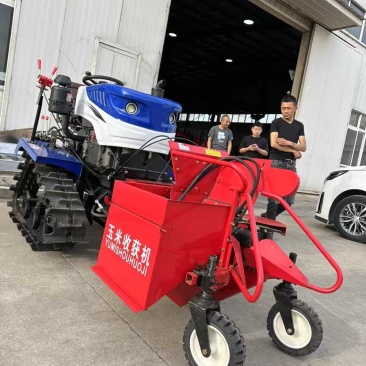 35水旱两用履带机加小型玉米收割机