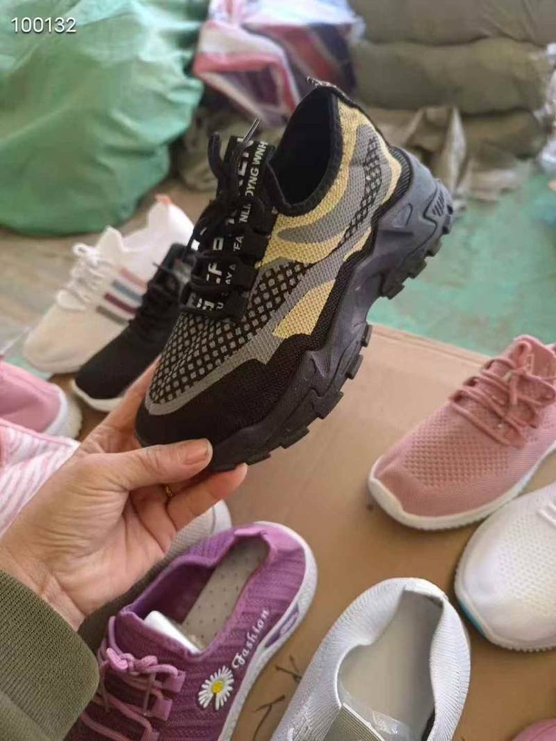 工厂倒闭，赔钱处理女士运动鞋现货6万双全部都是跑量款，6.5