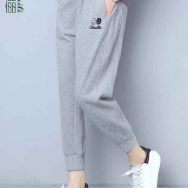 女士精品运动裤300件左右，质量很好，有4-5个款