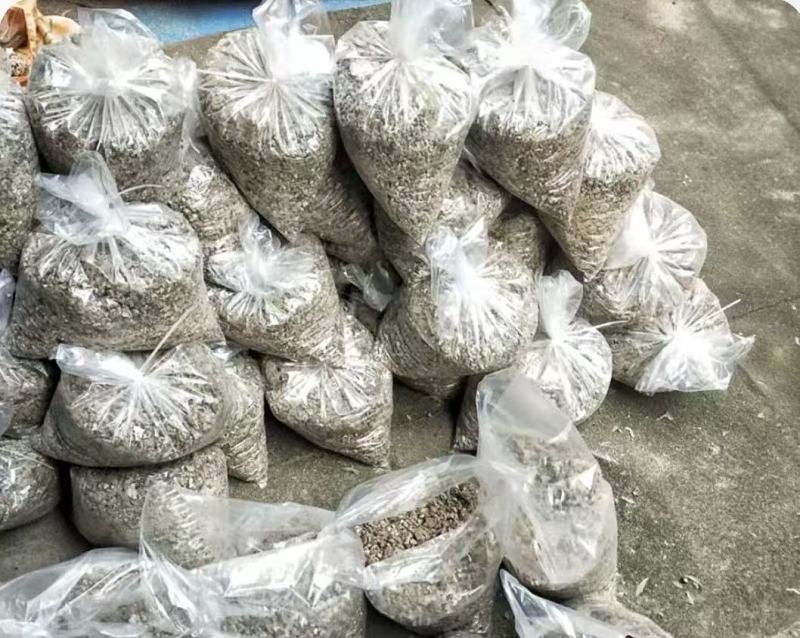 无臭鸽子粪，原生态有机肥，厂家直销，量大价优50斤一袋