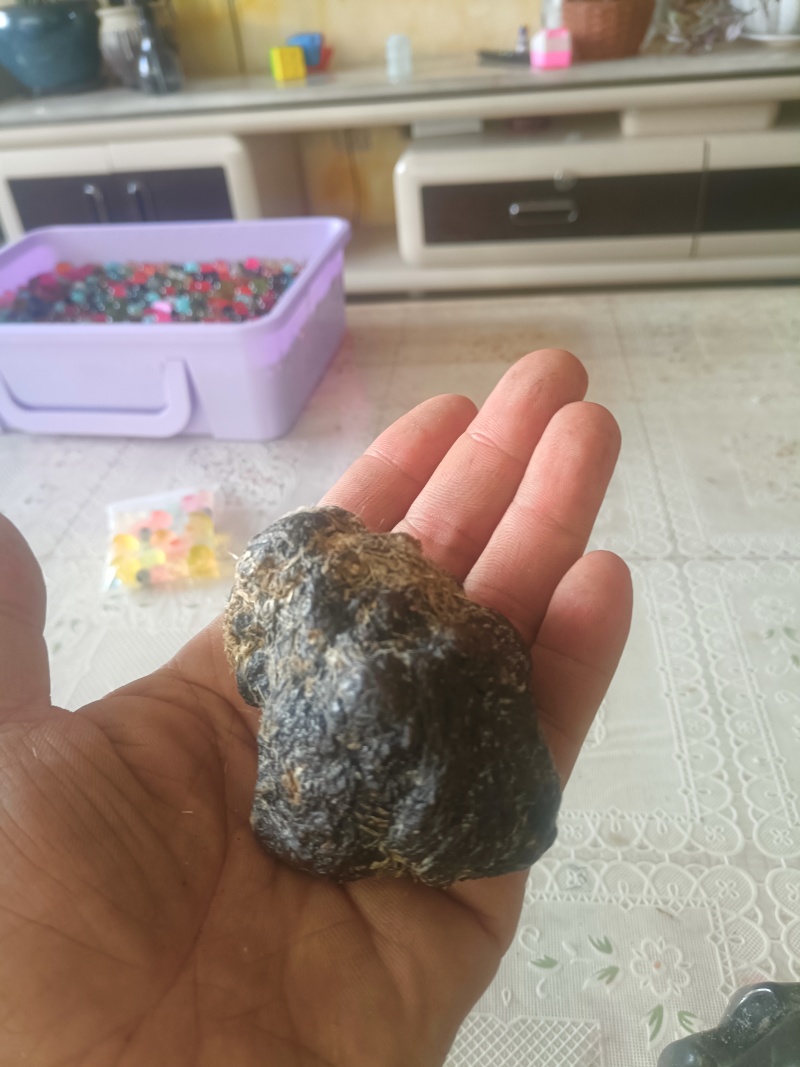 羊结石81克整体出售，非诚勿扰。