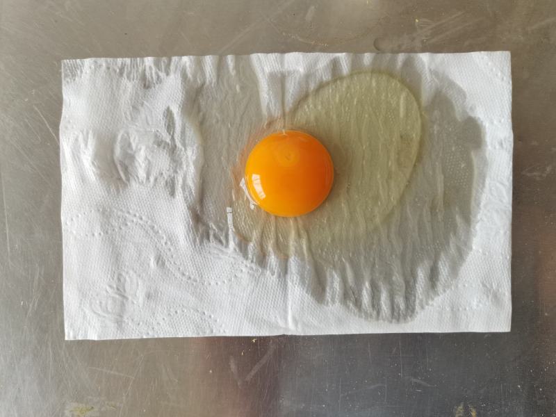 土鸡蛋煎炒金黄，蛋香浓郁，口口醇香。