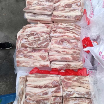带皮五花肉条，有轻微哈味8+00一吨