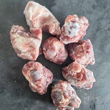 新到万盛棒骨头，带肉多达60%，一块5两左右。