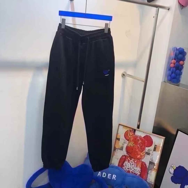 新到女士高档精品运动裤2500件，经典小标，刺绣标12