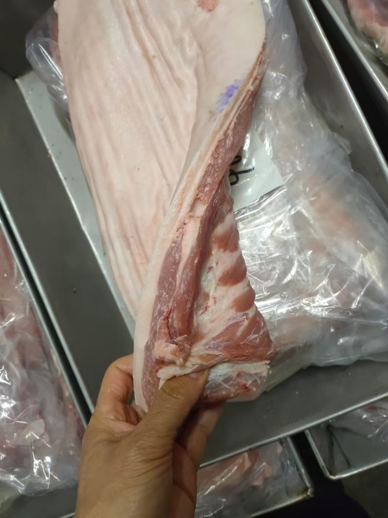 带皮五花肉。前后上肉