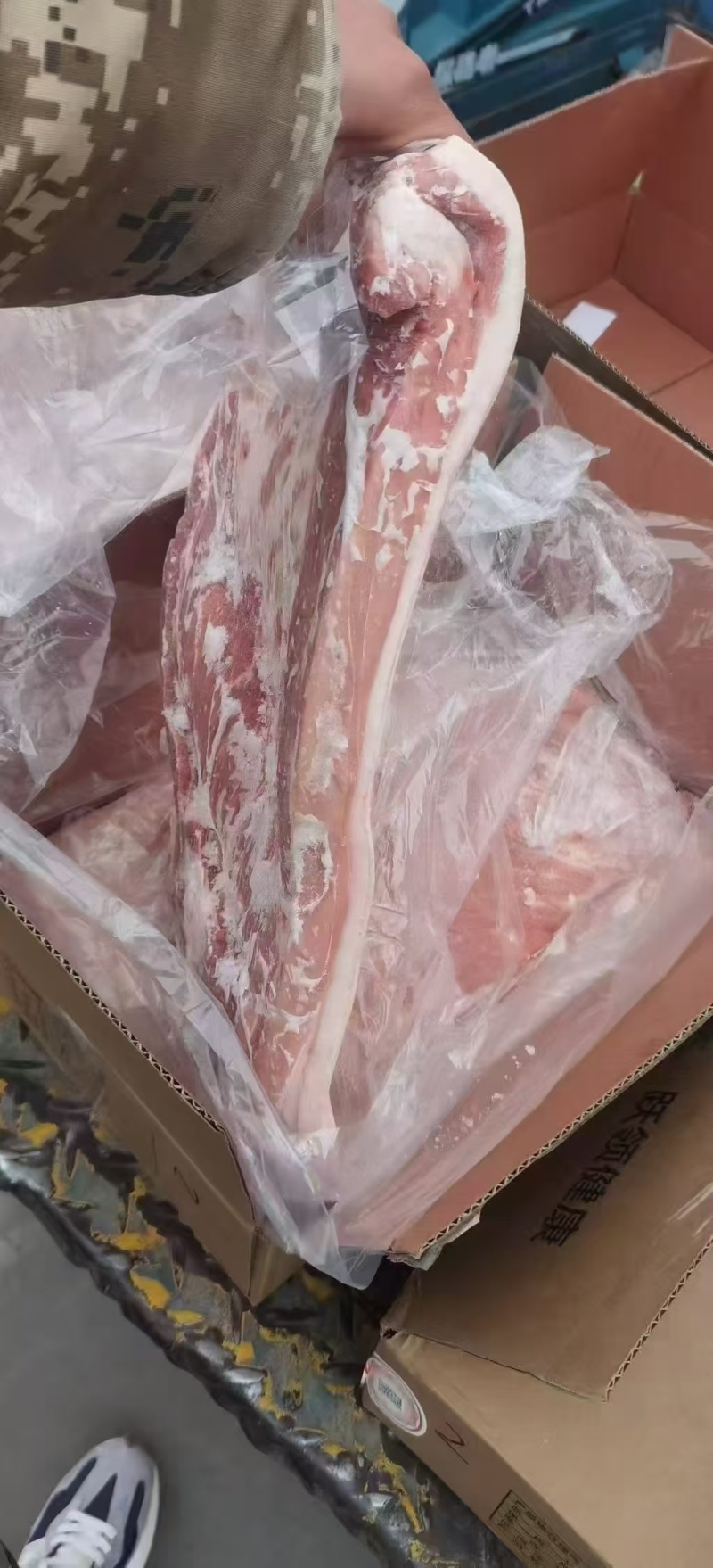 带皮五花肉。前后上肉