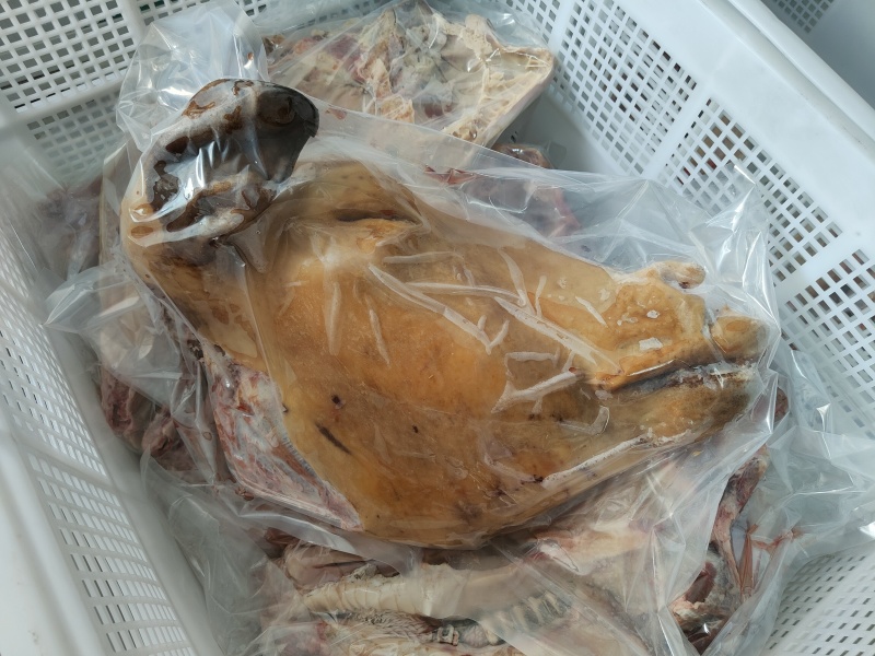 纯手工火燎的牛头、牛蹄，还有牛舌、牛尾等牛副产