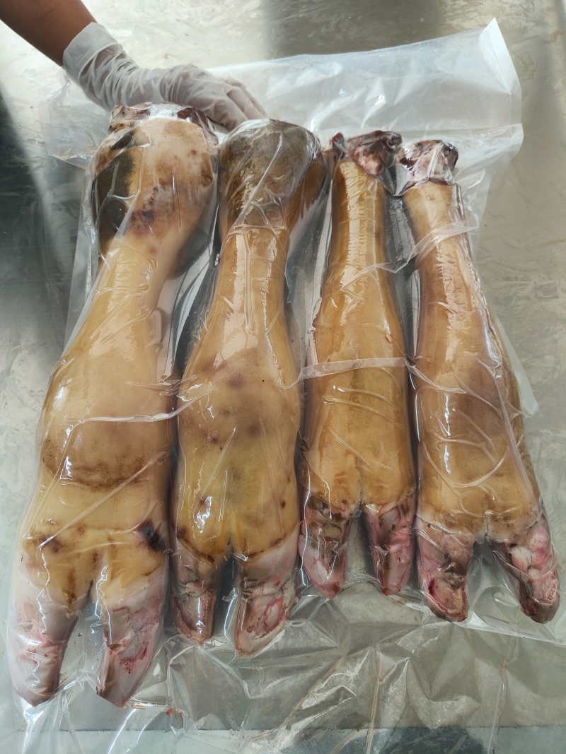 纯手工火燎的牛头、牛蹄，还有牛舌、牛尾等牛副产