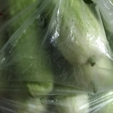 有几十斤黄瓜和长豆角