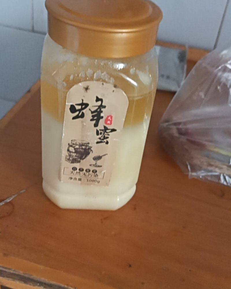 江西山区的土蜂蜜，自家老人养的蜜蜂，所有蜂蜜都是百分百来