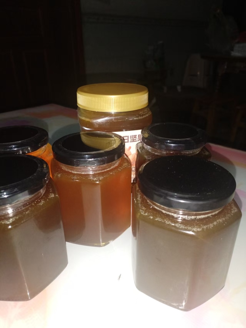 农家自产百花土蜂蜜，一年采一次，蜂蜜纯正，质量保证