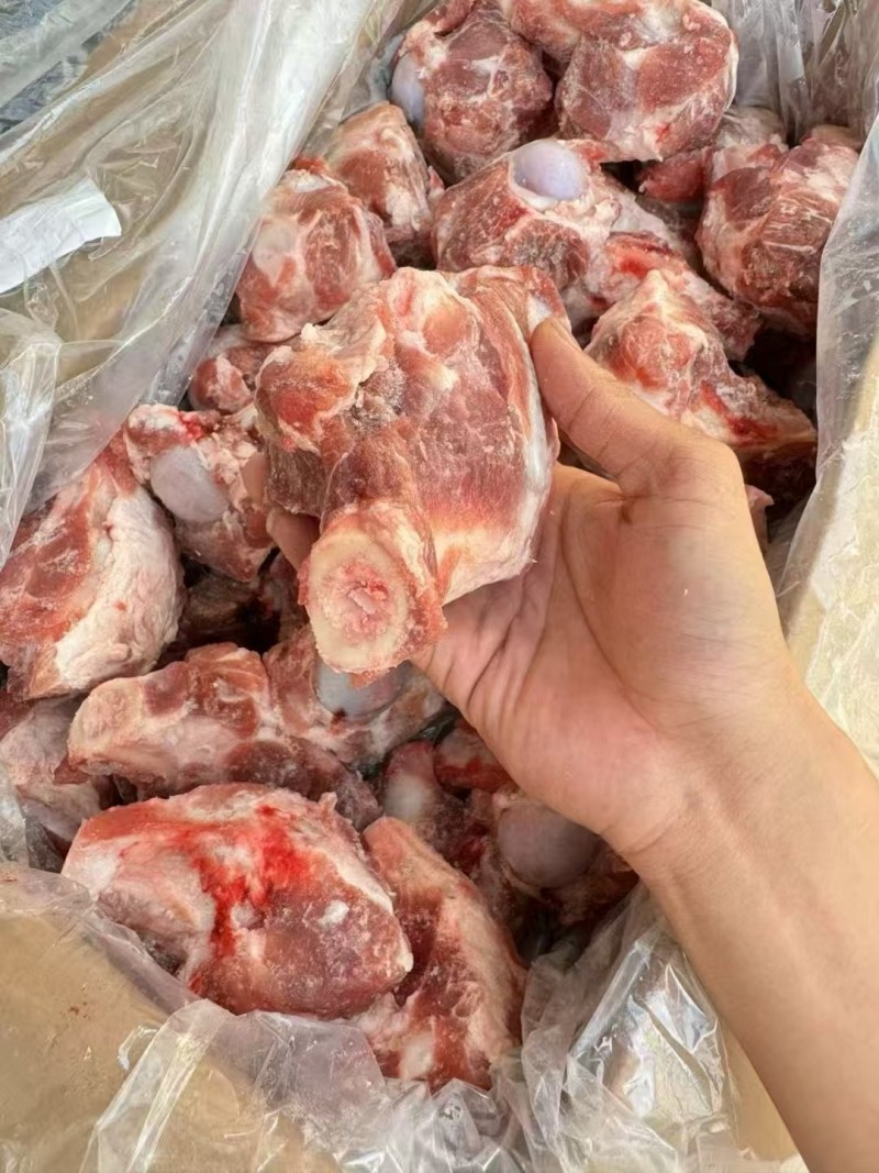 猪棒骨，五六两一个，带肉带骨髓