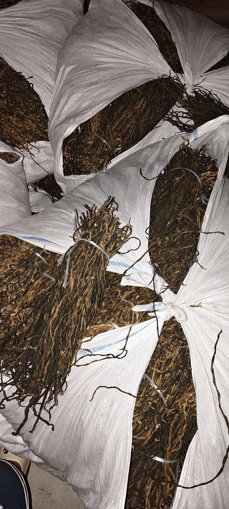 爸爸和妈妈在农村晒的干豆角，希望有好心人帮一帮，找找销路