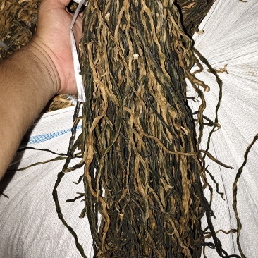 爸爸和妈妈在农村晒的干豆角，希望有好心人帮一帮，找找销路