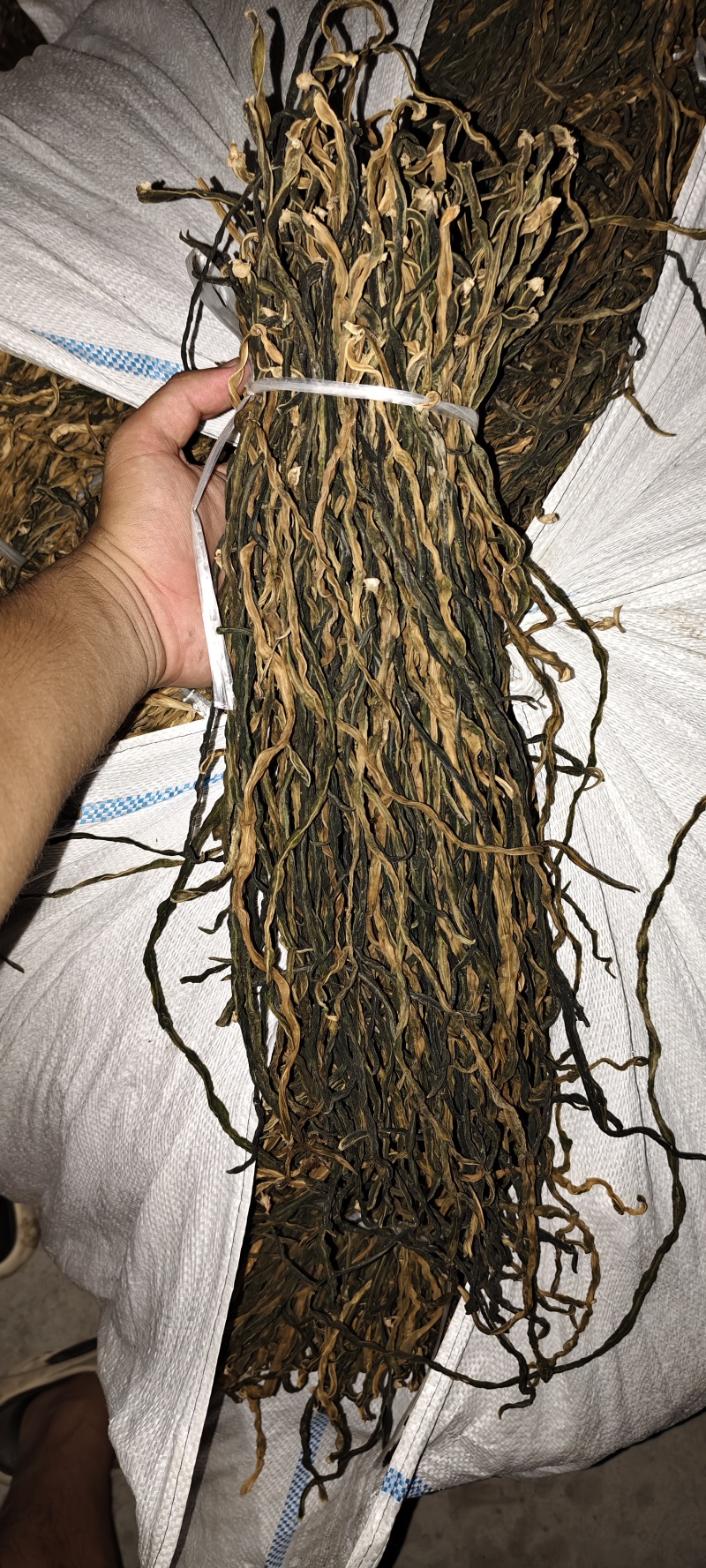爸爸和妈妈在农村晒的干豆角，希望有好心人帮一帮，找找销路