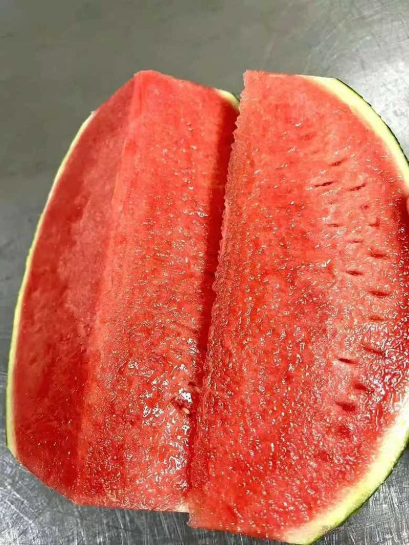 美都麒麟瓜，黑皮西瓜大量上市，欢迎各位前来选购，保质保量