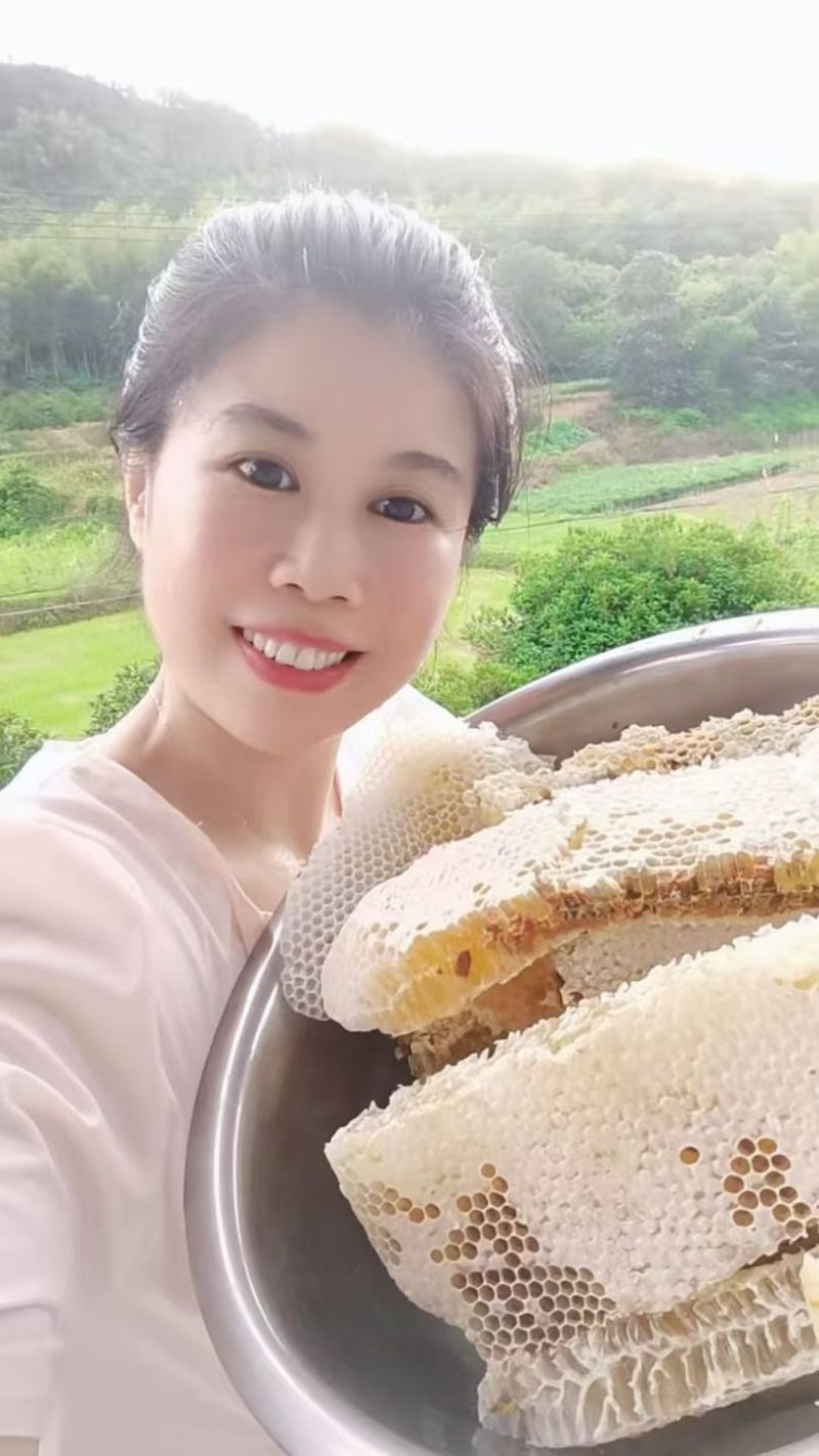 山里来蜂蜜，都是来自于大自然的馈赠蜜蜂只是大自然的搬运工