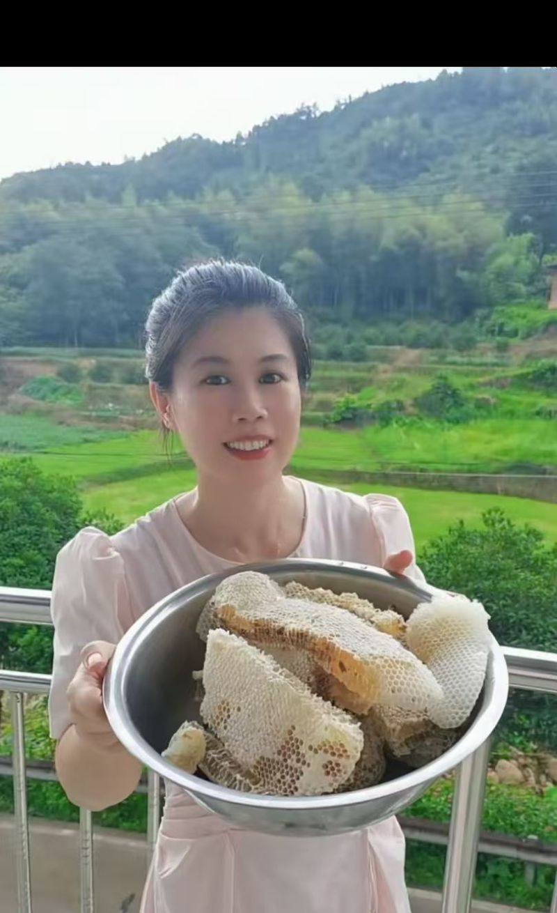 山里来蜂蜜，都是来自于大自然的馈赠蜜蜂只是大自然的搬运工