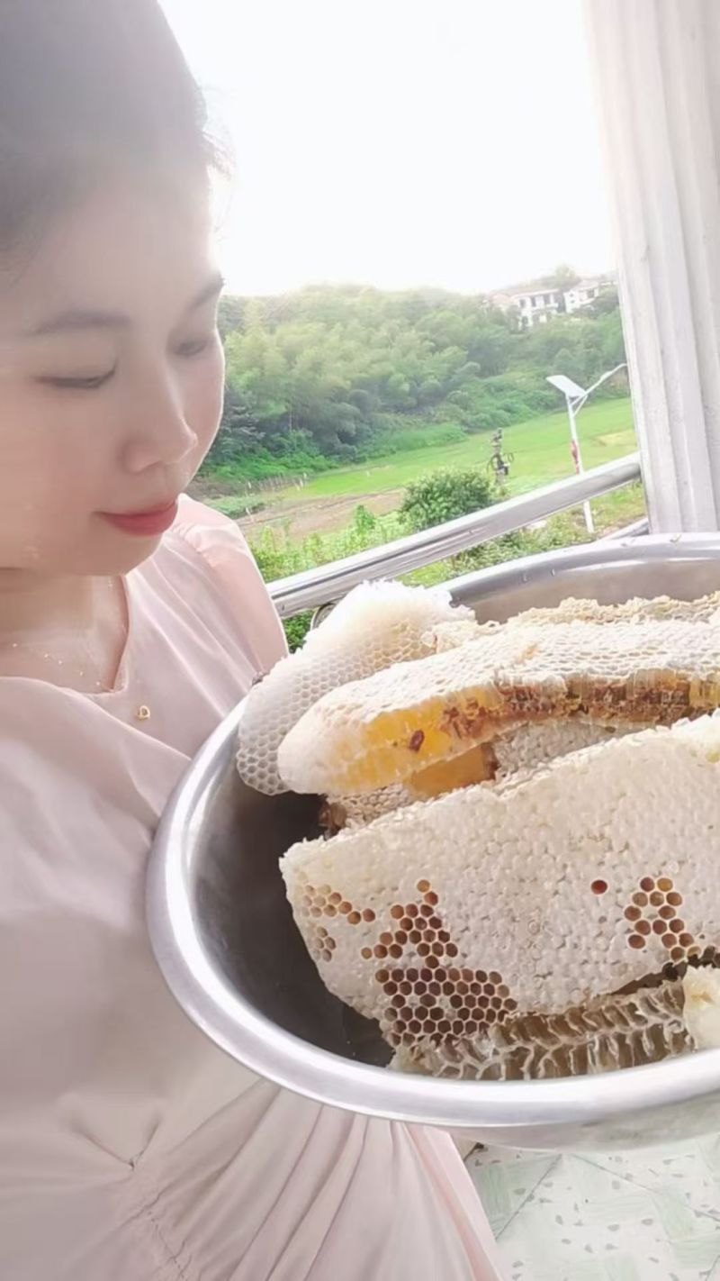 山里来蜂蜜，都是来自于大自然的馈赠蜜蜂只是大自然的搬运工