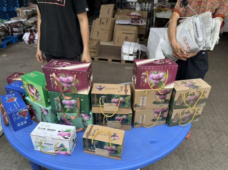 桃形李礼盒装精品装都有中果礼盒，大果礼盒，精品礼盒