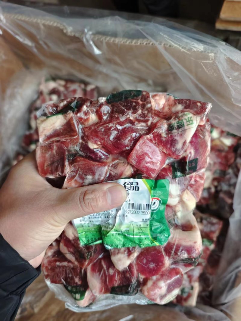牛腩粒到货，块头均匀，肥肉比例好使用起来方便快捷，价格低