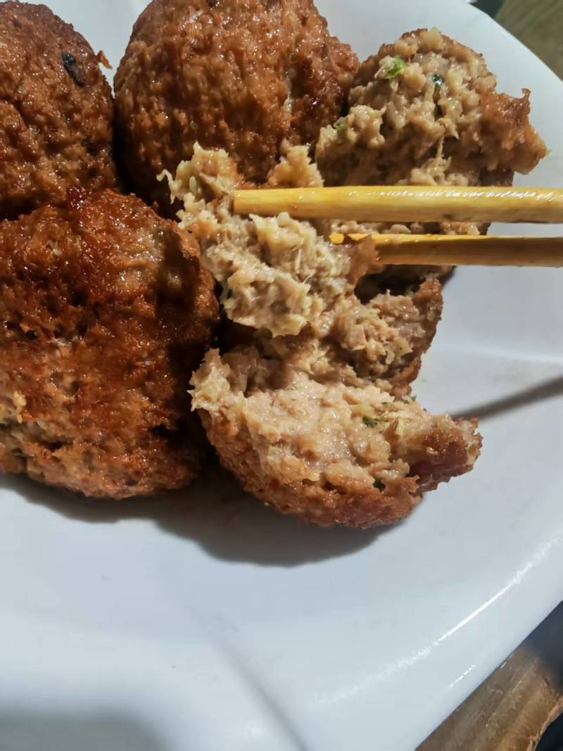 狮子头，单个重量200克实拍品尝，肉质劲道，有肉粒感