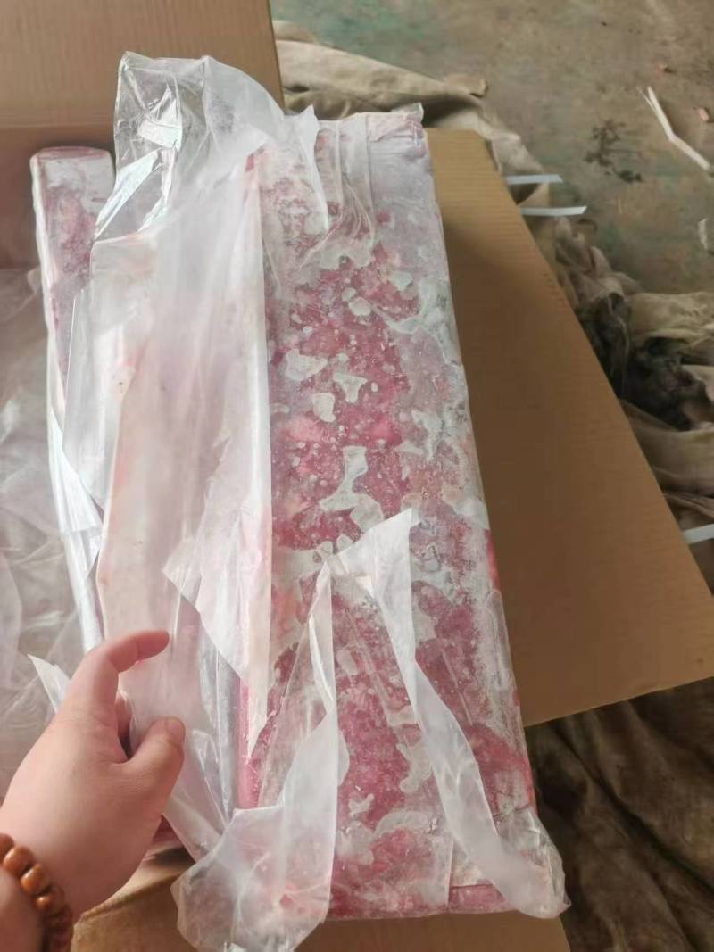 鸭胸碎肉做的鸭肉砖白菜价当饲料用非常便宜合适需要的来