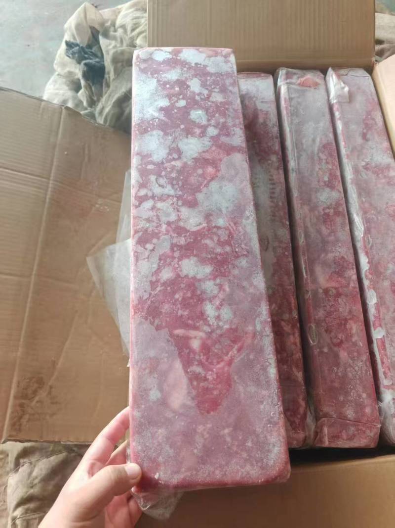 鸭胸碎肉做的鸭肉砖白菜价当饲料用非常便宜合适需要的来