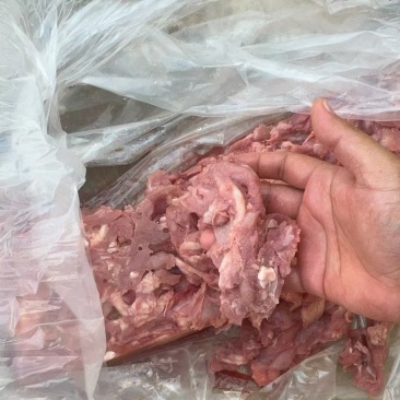 鸭胸碎肉做的鸭肉砖白菜价当饲料用非常便宜合适需要的来