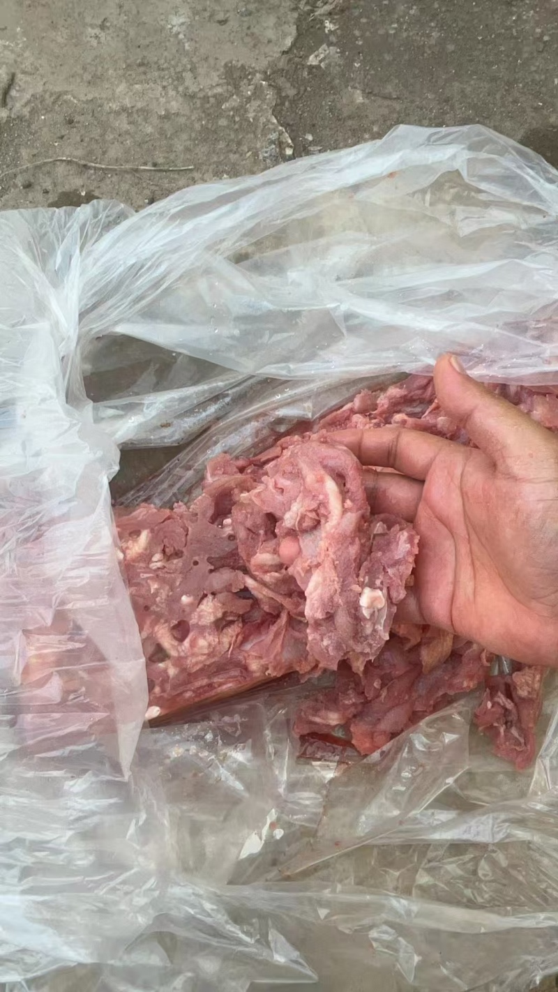鸭胸碎肉做的鸭肉砖白菜价当饲料用非常便宜合适需要的来