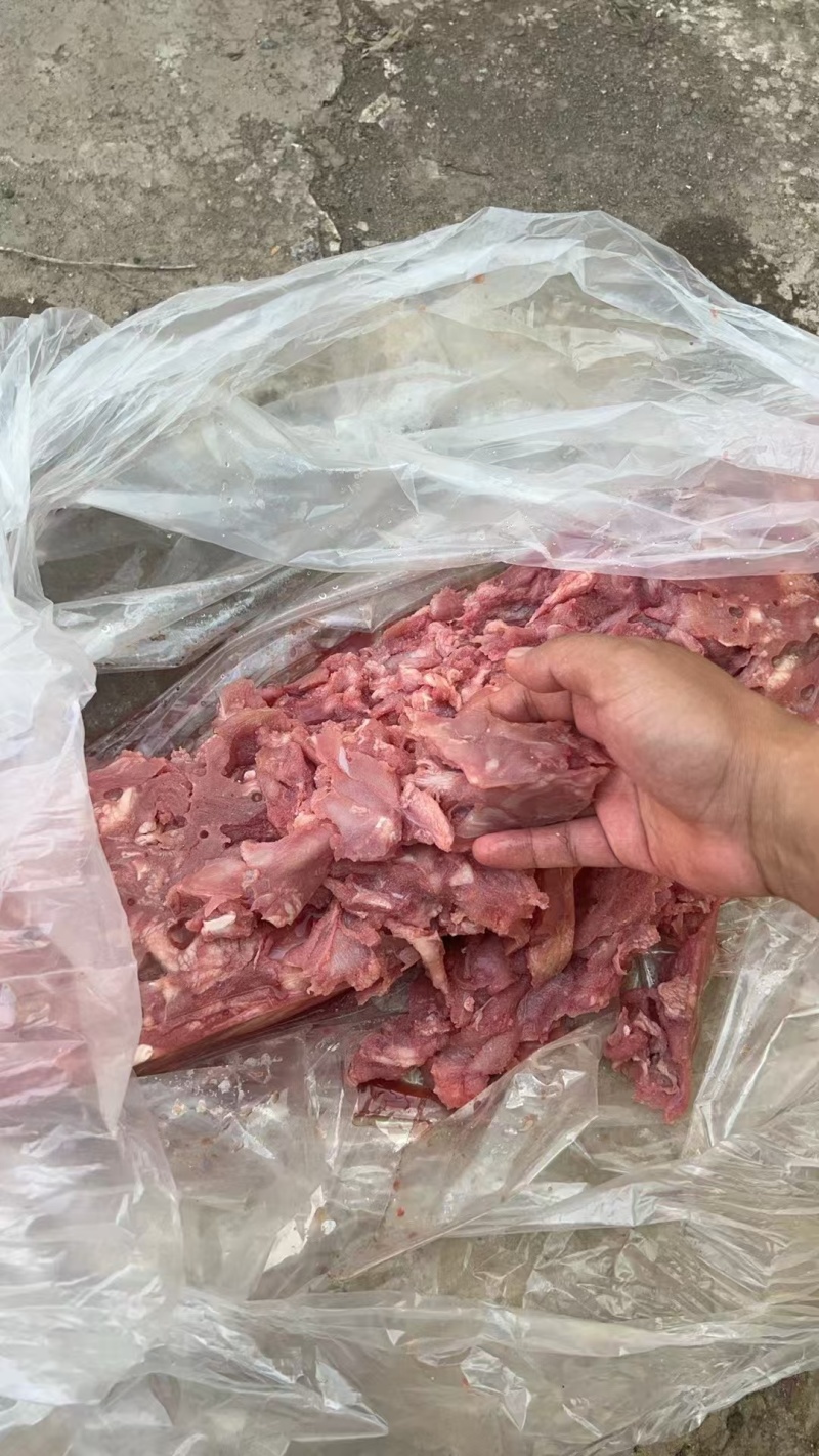 鸭胸碎肉做的鸭肉砖白菜价当饲料用非常便宜合适需要的来