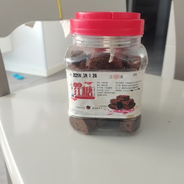 手工红糖。配料只有青皮甘蔗