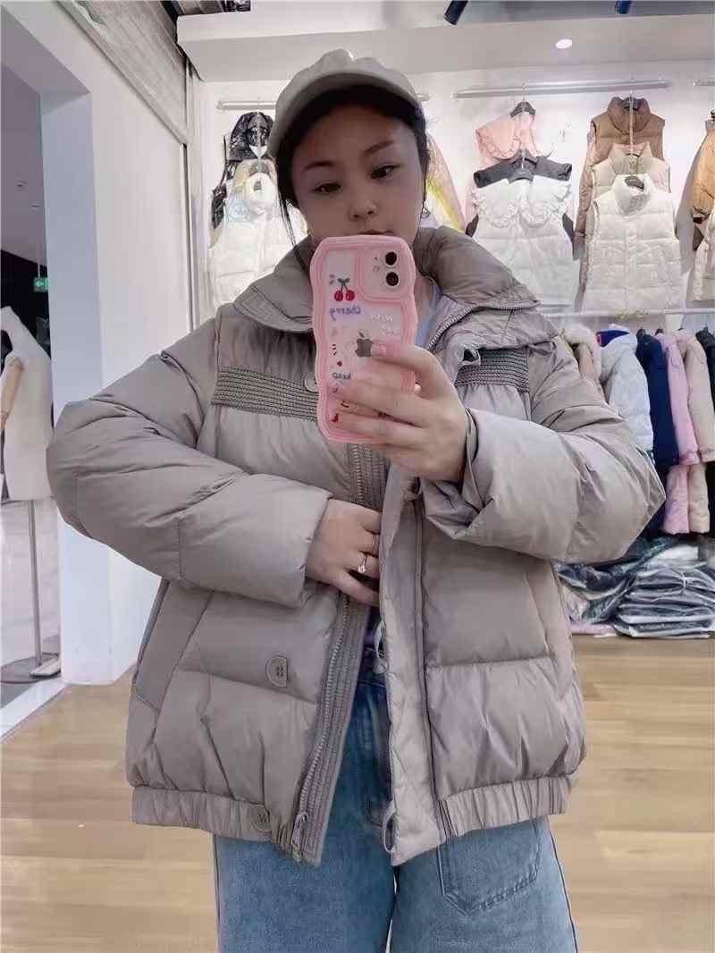 女士**时尚短款羽绒服100件左右，独立包装，质量**好36