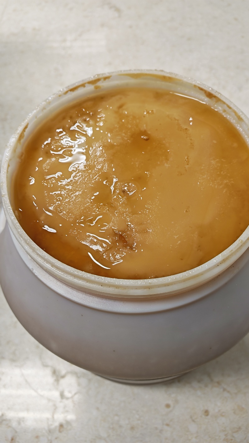 土蜂蜜一年收割一次的冬蜜，全封盖