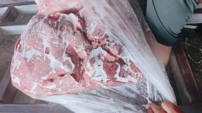出售:二级的二号四号肉新货轻微淤血4吨左右