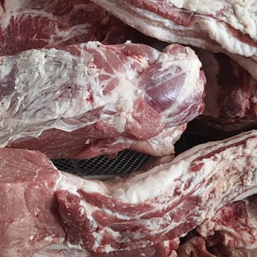 当天没卖完的猪肉，冻着的