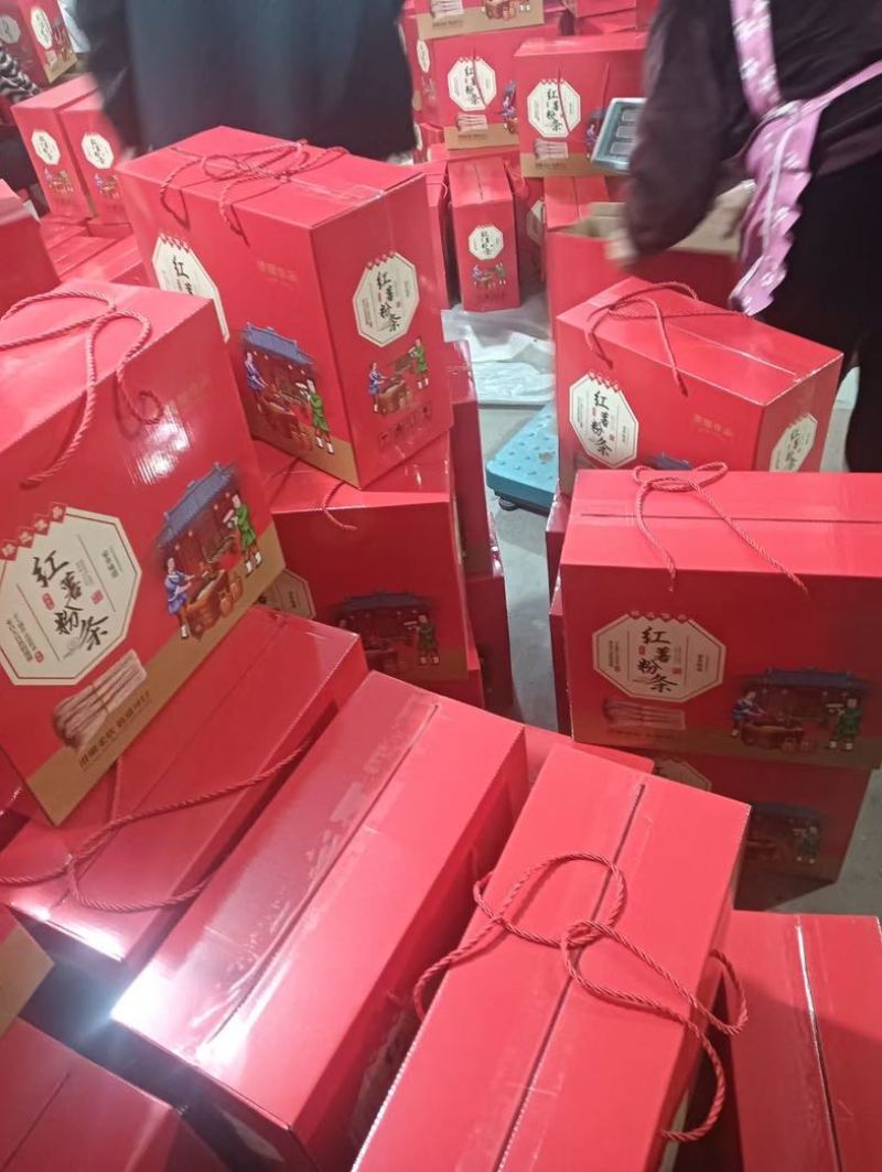 红薯粉条的旺季来了，欢迎各位老板批发，团购