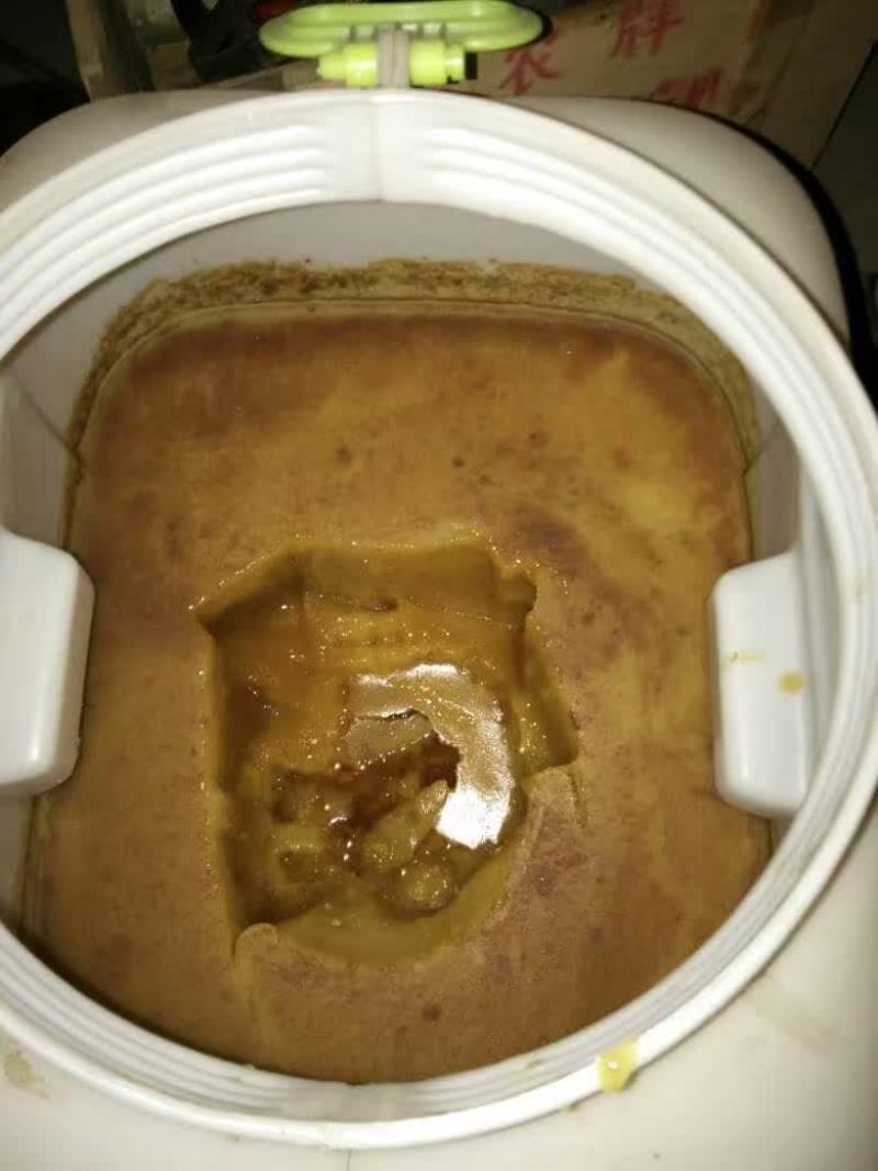 正宗土蜂蜜，自家养的，大概有200斤左右
