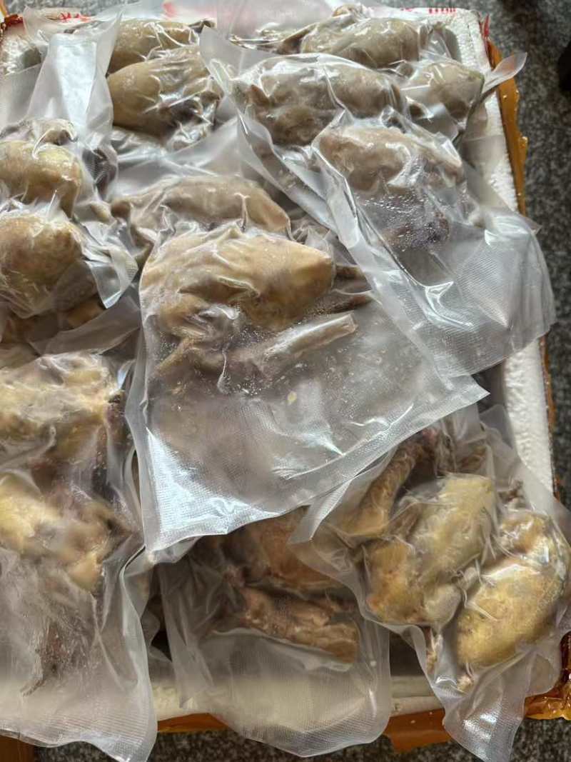 半成品玻璃皮乳鸽，无需解冻即可炸，采用鲜鸽6两左右制作而成
