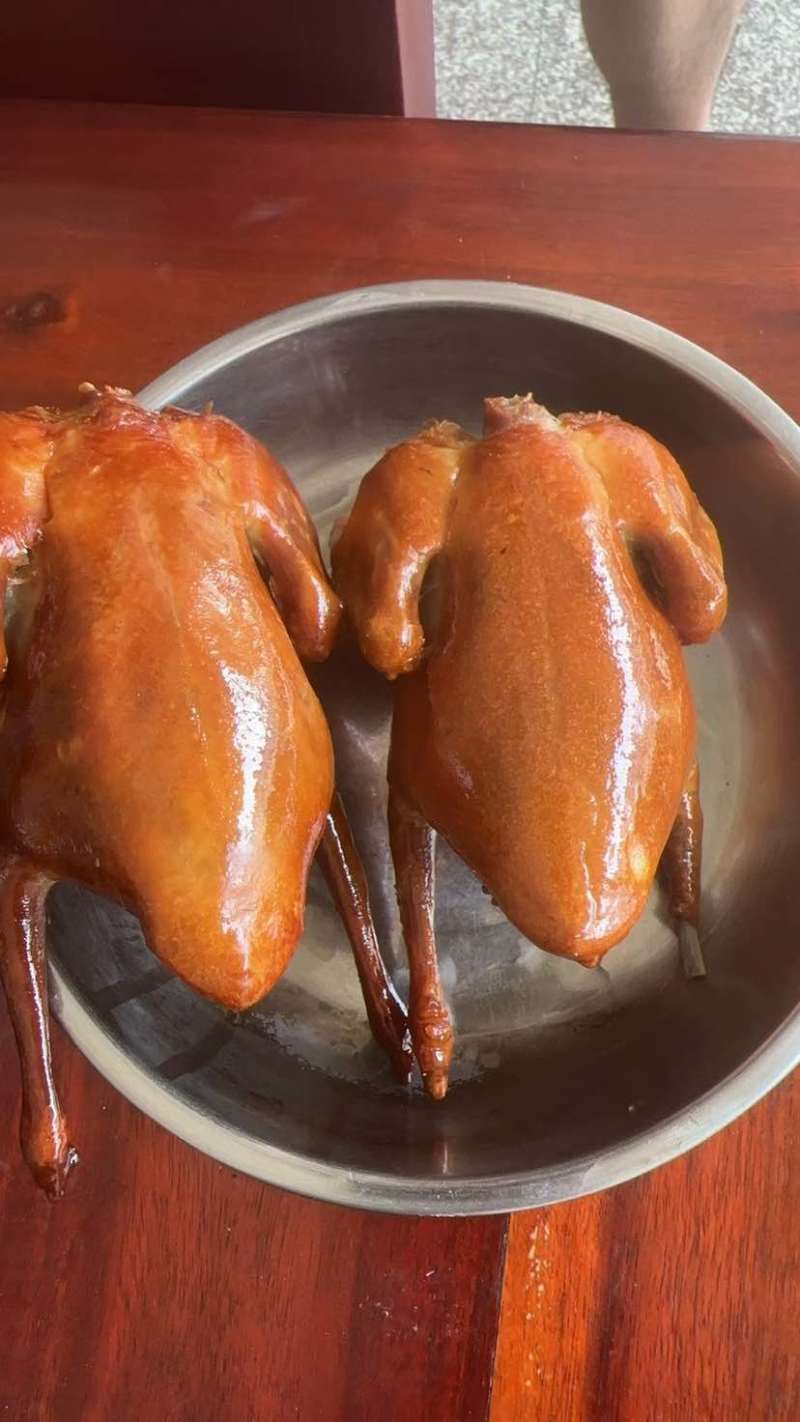 半成品玻璃皮乳鸽，无需解冻即可炸，采用鲜鸽6两左右制作而成